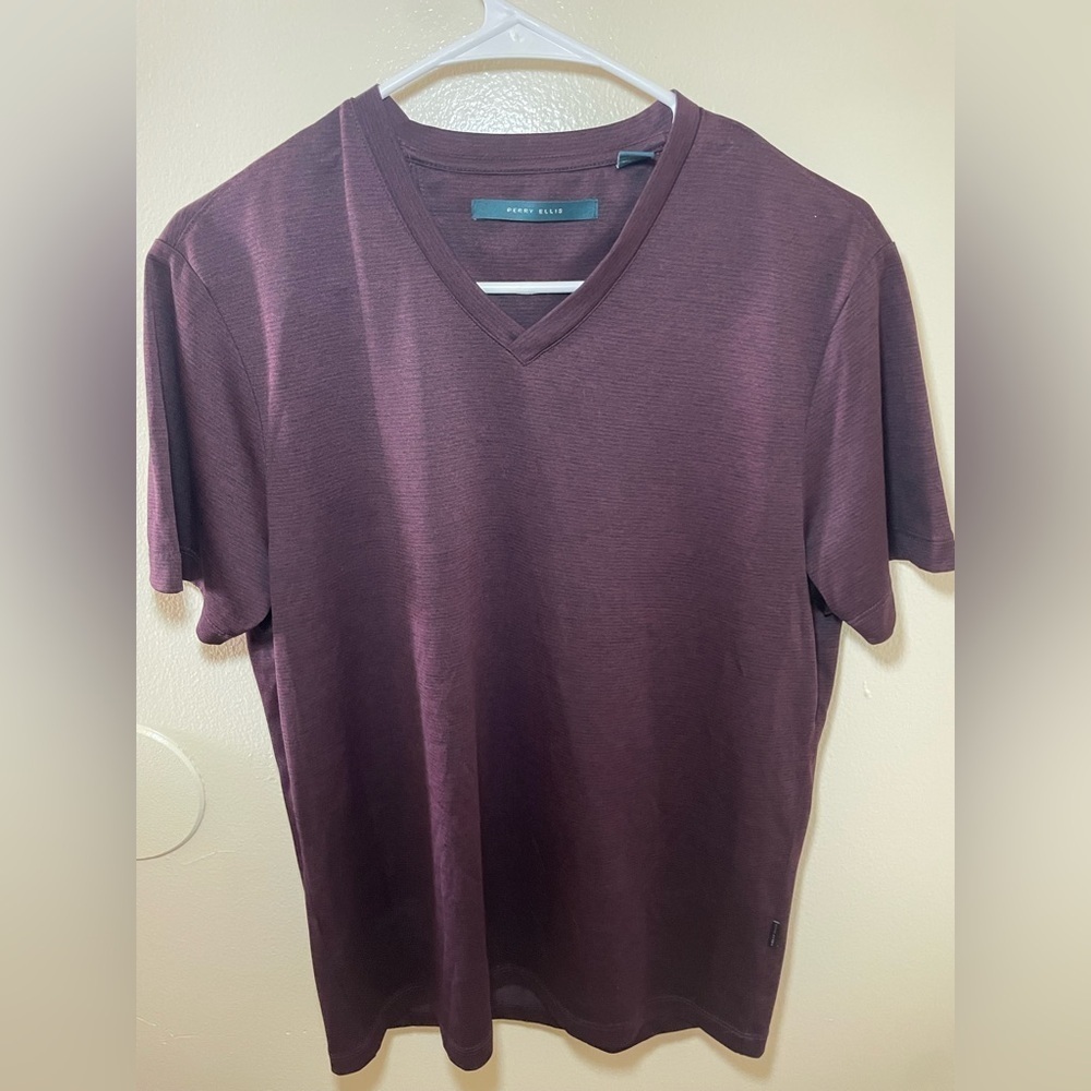 ✨Men’s Perry Ellis VNeck Shirt Size S